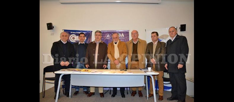 Referentes de Feba y otras entidades provinciales fueron recibidos por el intendente Javier Martínez; el secretario de Producción, Carlos Genoud; el concejal Eddo Pascot y el presidente de la Cámara de Comercio, Javier Genoud. (LA OPINION)