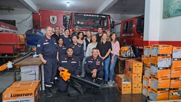 El Ministerio de Ambiente entregó un kit de emergencia climática a bomberos de Zárate El Ministerio de Ambiente entregó un kit de emergencia climática a bomberos de Zárate