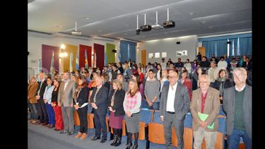La ceremonia oficial se llevó a cabo en el auditorio Atahualpa Yupanqui de la Universidad, Monteagudo 2772.  (LA OPINION)