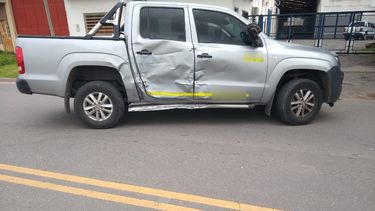 El fiscal Fernando Pertierra estuvo en la escena del siniestro fatal junto a peritos de Policía Científica y testigos que vieron el choque de la moto con dos camionetas que le costó la vida al joven conductor del rodado menor. El fiscal Fernando Pertierra estuvo en la escena del siniestro fatal junto a peritos de Policía Científica y testigos que vieron el choque de la moto con dos camionetas que le costó la vida al joven conductor del rodado menor.