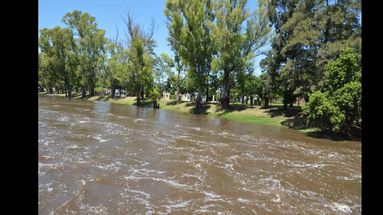 E Arroyo Pergamino continúa su aumento de caudal. (LA OPINION)