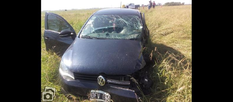 El matrimonio que viajaba en el Volkswagen Gol fue trasladado al Hospital San José por personal del Same. (BOMBEROS VOLUNTARIOS PERGAMINO)