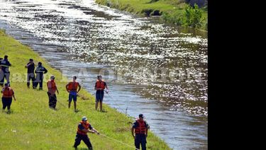El hallazgo se produjo cerca del puente de un camino rural que conecta la ruta nacional Nº 8 con la provincial Nº 32. (LA OPINION)