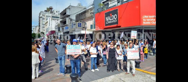 Los trabajadores de la Educación, agrupados en la FEB, se congregaron en Avenida de Mayo y peatonal San Nicolás para informar sobre el conflicto salarial. (LA OPINION)